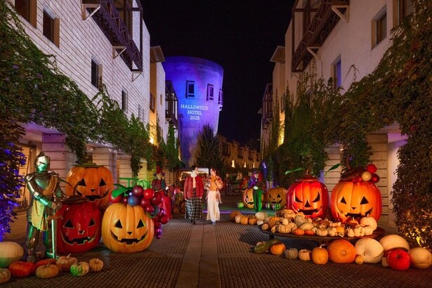 【リゾナーレ八ヶ岳】メインストリート「ピーマン通り」も山梨ならではのフルーツとハロウィンをテーマに装飾