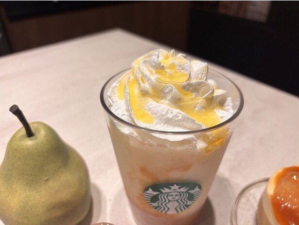 トッピングのラ・フランスのソースは、その色合いにもこだわりが。華やかさが感じられる