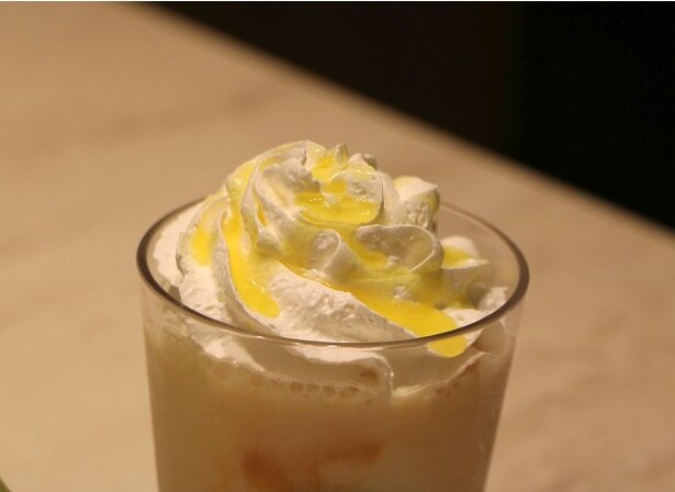 【写真】ホイップクリームの上にのった、山形県産のラ・フランスの果汁を使用したソース。香りとともに贅沢気分を楽しめる