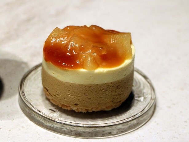 秋の新作「洋なしとキャラメルの紅茶ケーキ」も登場！アールグレイのムース、洋なしのムース、洋なし果肉＆キャラメルソースを重ねたケーキとなっている