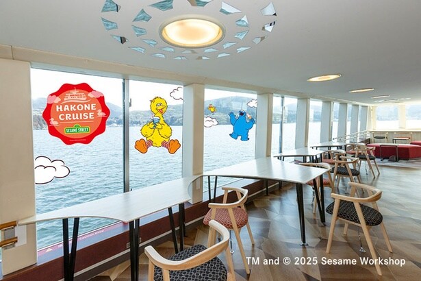 船内がセサミストリートデザインにデコレーション