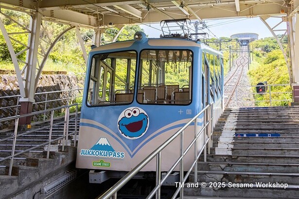 セサミストリートコラボケーブルカーが登場