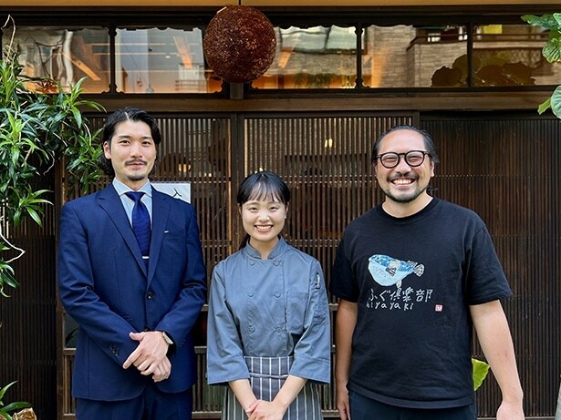 右から宮脇オーナー、星来「高砂長屋手前」料理長、田村マネージャー