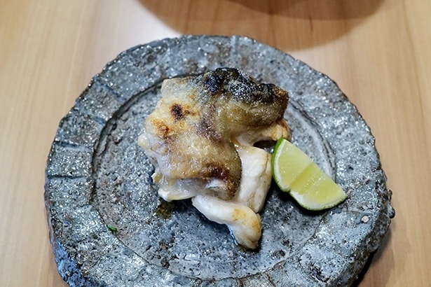 ぷるぷるのゼラチン質で香ばしい「くちばしの塩焼き」