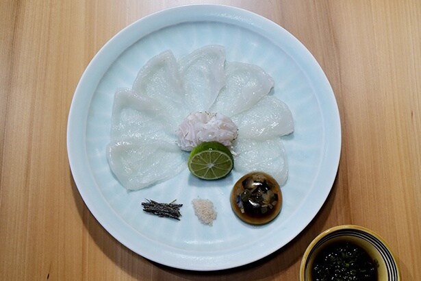 身を厚めに引いた「てっさ(ふぐの刺身)」は食べ応え十分
