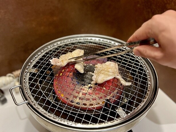 部屋に備え付けの焼台があるので、焼き立てが食べられる