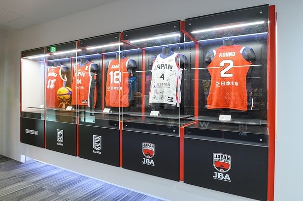 同オフィスエントランスには日本代表のサイン入りユニフォームや、メンフィス・グリズリーズ所属時代の河村勇輝選手のサイン入りユニフォームなども展示されている