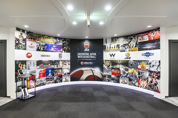 Bリーグや日本バスケットボール協会などのオフィスのロビーには、日本のバスケットボールを象徴するシーンを伝える、アートボードが掲げられている