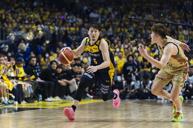 FIBAワールドカップ2023やパリ2024オリンピックでめざましい活躍をみせた比江島慎選手。Bリーグでは代表選手たちの力強いプレーを間近で観戦できる