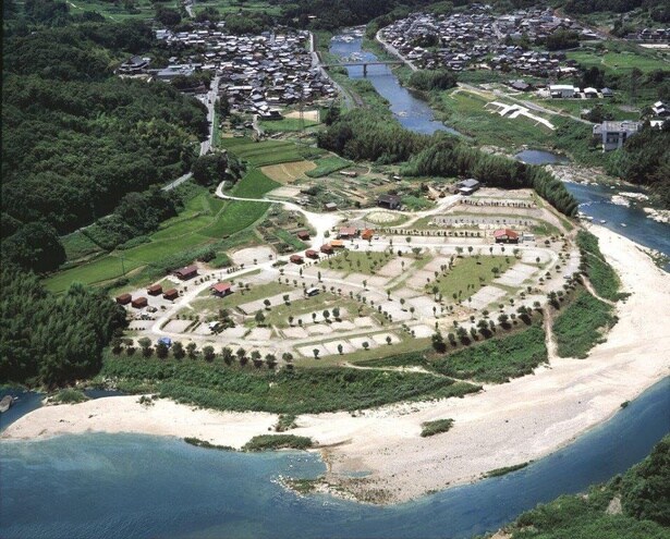 河畔の広々とした場内