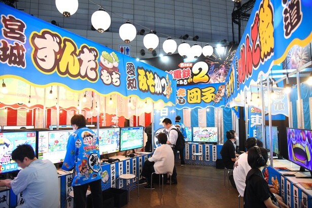 【写真を見る】“東日本編”の試遊エリアは、青を基調とした縁日風の内装になっている