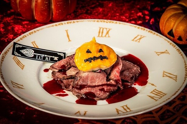 ハートのクイーンの戯れ 首をおはね ～牛肉のタリアータ 赤ワインソース ハーブ野菜添え～