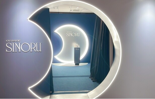「SINORU」のブランド発表会の会場。エントランスも“新月”風に装飾されていた