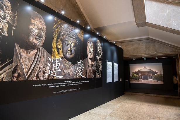 特別展「運慶 祈りの空間―興福寺北円堂」のエントランス風景。奥には北円堂の全景写真が掲げられている