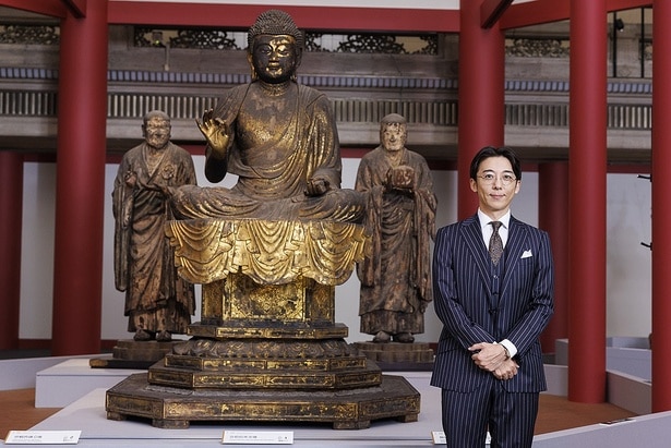特別展「運慶 祈りの空間―興福寺北円堂」のプレス内覧会に登壇した、アンバサダーの高橋一生さん。（左から)世親菩薩立像、弥勒如来坐像、無著菩薩立像 運慶作 鎌倉時代・建暦2年(1212)頃 すべて奈良・興福寺蔵北円堂安置