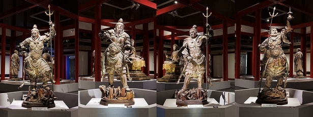 興福寺・中金堂に安置されている国宝 四天王立像も周りに配置。鎌倉時代の配置が東京の地で再現された。国宝 四天王立像(左から広目天、増長天、持国天、多聞天) 鎌倉時代・13世紀 奈良・興福寺蔵 中金堂安置