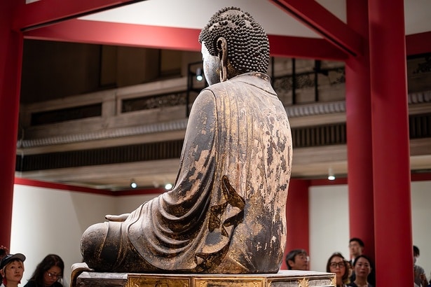 光背が取り外された状態で360度どの角度からでも拝観できるのが魅力