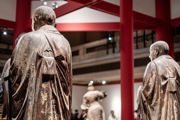 無著・世親菩薩立像を背中側から見られるのも貴重な機会