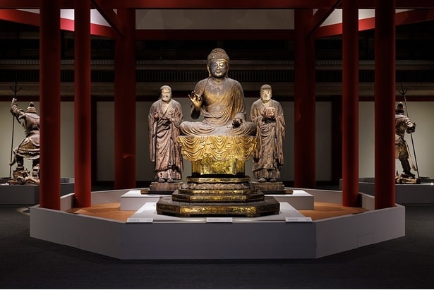 約60年ぶりに寺外公開された弥勒如来坐像(中央)。奈良・興福寺蔵