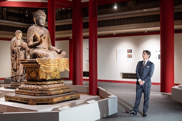 弥勒如来坐像を目の前にした高橋さんは、特別な場所に立つことを、心より幸福に感じたという