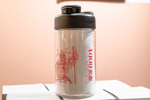 目指せ慶派BODY！ダンベルを持った多聞天のイラストがデザインされた、プロテインシェイカー(2200円)