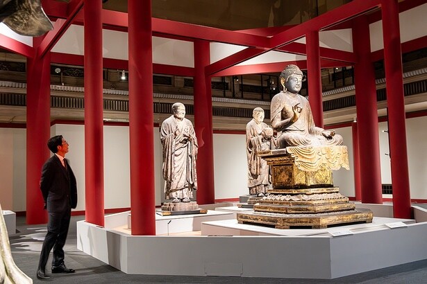 光背がはずされた状態の弥勒如来坐像を、周囲をぐるりと回ってさまざまな角度から眺める高橋さん