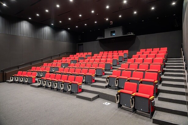 本格的なミニシアターのシートで、ゆったりと鑑賞することができる