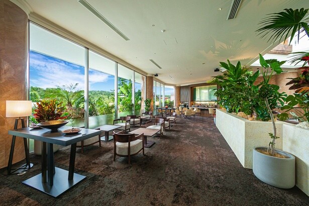 1日5組限定。木漏れ日降りそそぐ空間で、ゆったりとアフタヌーンティーを楽しめる