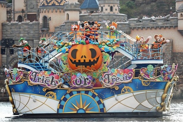 大きなパンプキンの周りを彩る、お菓子の装飾も注目ポイント