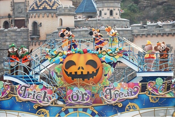 両頬に手を添え、トリートダンスのポーズを披露するディズニーの仲間たち