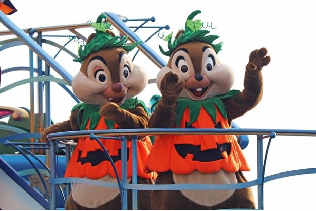 チップとデールはカボチャをイメージしたコスチューム