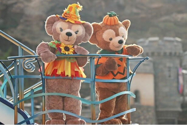 【写真】かかし風のコスチュームがお似合いのシェリーメイ。カボチャの帽子をかぶったダッフィーもキュート！