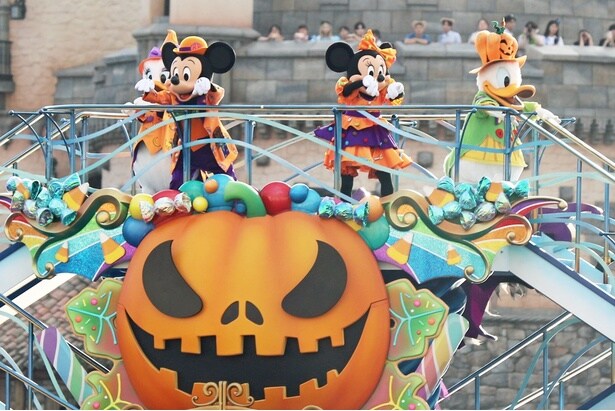 こちらはトリックダンスのポーズ。おばけの真似をするように、両手を体の前で垂らそう