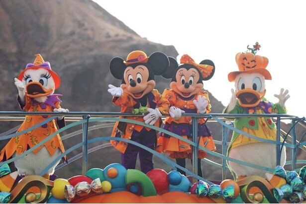 ミッキーマウスとミニーマウスの両隣に、ドナルドダックとデイジーダックが乗船