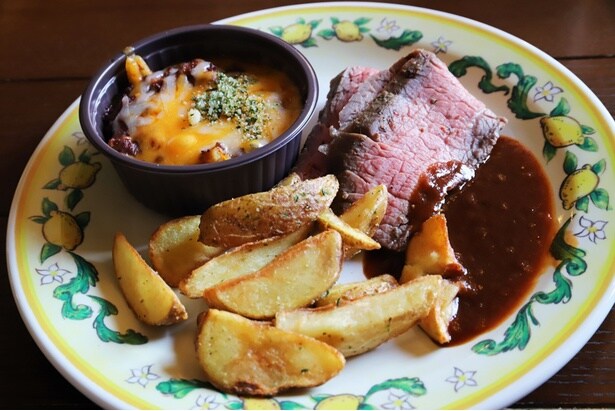 「スペシャルセット」(2980円)のメインプレート。大きなローストビーフとショートパスタ入りのオーブン焼きが盛られ、食べ応えがある