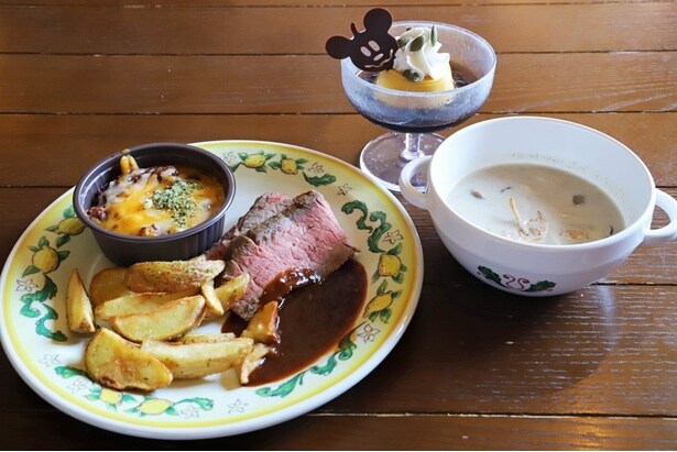 レストラン「カフェ・ポルトフィーノ」で提供中の「スペシャルセット」(2980円)。追加料金でパンやライス、ドリンクを付けることもできる