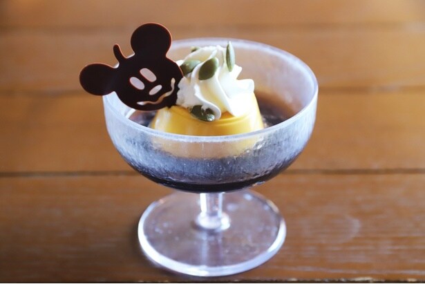 “ミッキーカボチャ”をかたどったチョコレートが目をひくデザート