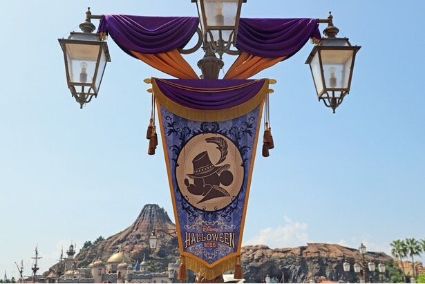 メディテレーニアンハーバーのバナーもハロウィーン仕様に。ハットをかぶったミッキーマウスのシルエットがカッコいい！