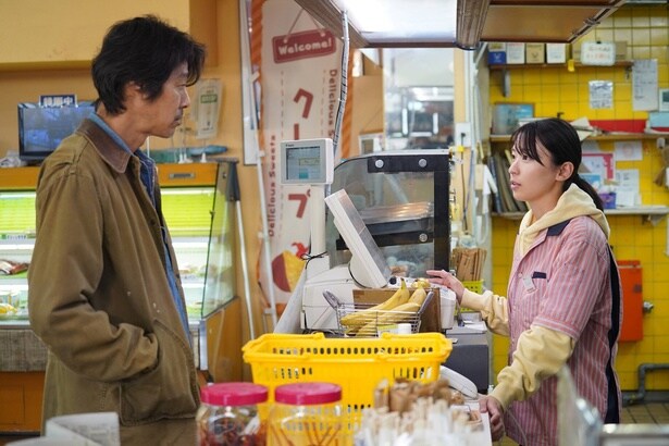 堤真一演じる関西弁の男・三宅とコンビニで対峙する順子