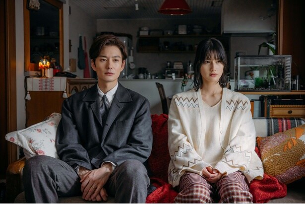 ソファに並ぶ小村と橋本愛演じる妻・未名