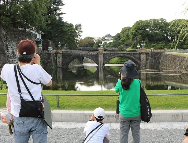 二重橋などの名所へ！参加者たちは、ツアー中に魅力に感じた風景などを写真撮影していく