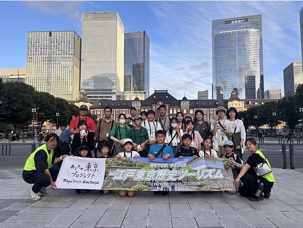 親子で楽しむ「江戸東京歴史ツーリズム」が開催！東京駅の前で記念撮影