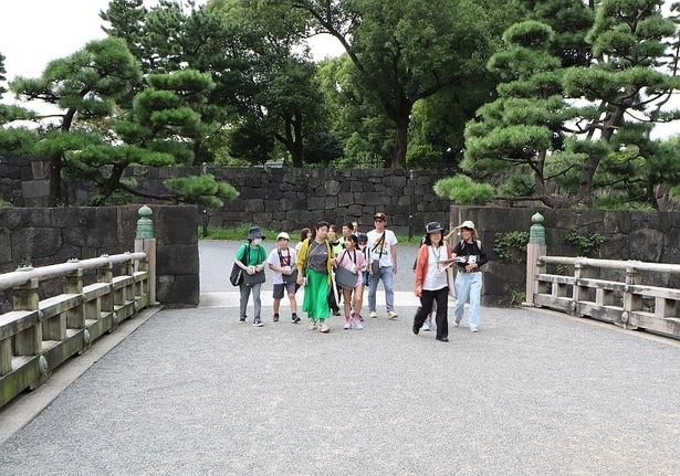 和田倉門跡を歩く参加者たち