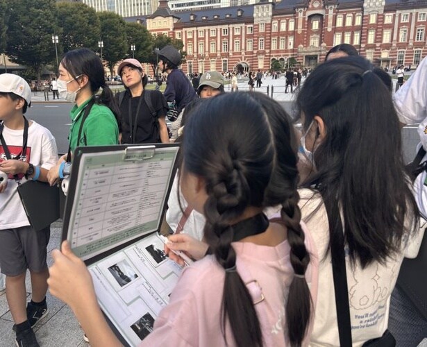 散策して気になったことをメモしたり、写真を撮ったり、クイズに参加したりと、親子で楽しめるツアーとなっていた