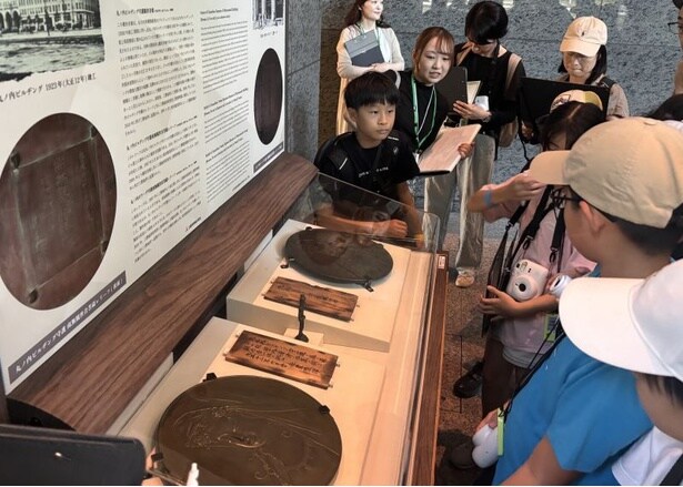 丸ビルの屋上の壁から発見された守護観音像に興味津々！