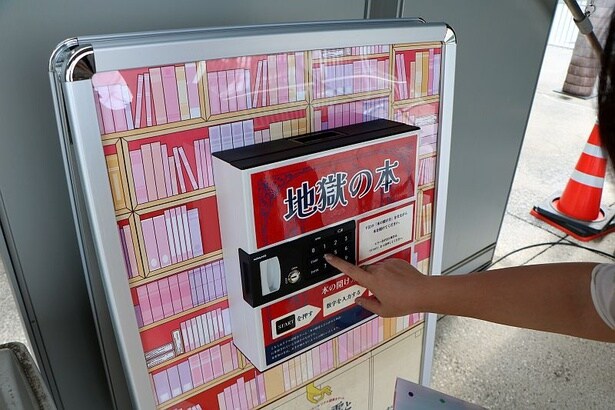 ところざわサクラタウンの各所に謎や手がかりが隠れている