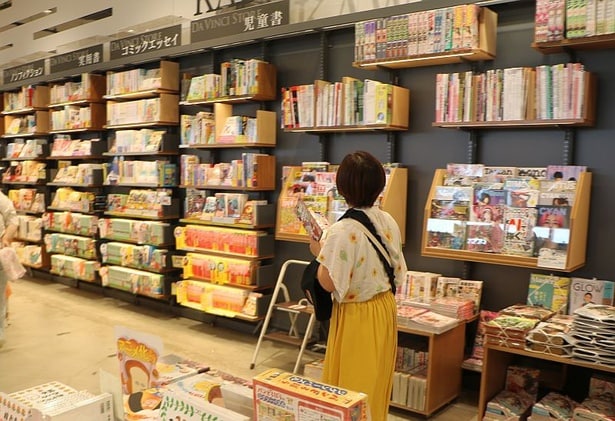 まずはダ・ヴィンチストアから。主人公になった参加者は、冊子を見ながら「白雪姫」「蜘蛛の糸」「手袋を買いに」「桃太郎」の4つの物語を解いていく