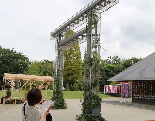 隈研吾さんがデザインを監修している武蔵野坐令和神社のほうもなにかありそう!?伝統的な神社の建築様式を踏襲しながら、メタル使いもユニークな神社の横で写真をパチリ