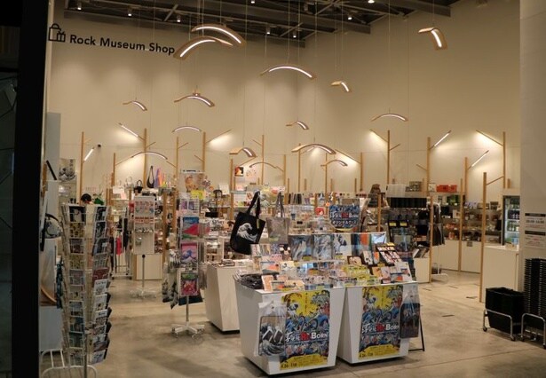 角川武蔵野ミュージアムの「ロックミュージアムショップ」。多種多様なアイテムがそろう