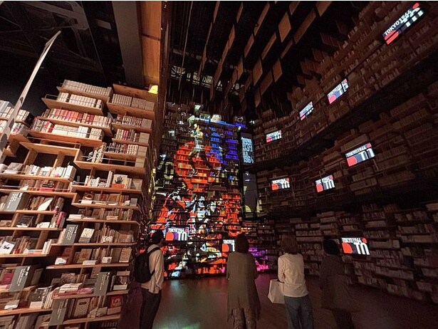 約8メートルの巨大本棚に囲まれた図書空間。「本棚劇場」(有料)ではプロジェクションマッピングも上映されている